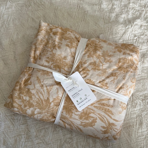 Pottery Barn Sorrel Toile King Duvet Cover in Harvest Gold - Picture 2 of 6